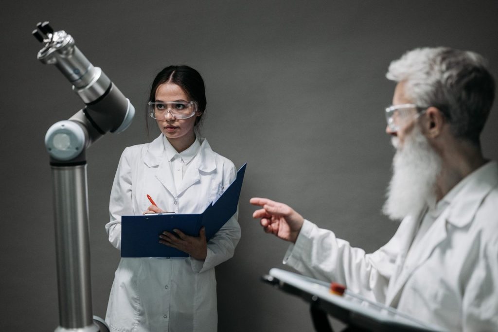 Projeto brasileiro aposta em RISC-V para acelerar aplicações de inteligência artificial Pesquisadores em laboratório analisam equipamentos robóticos avançados.